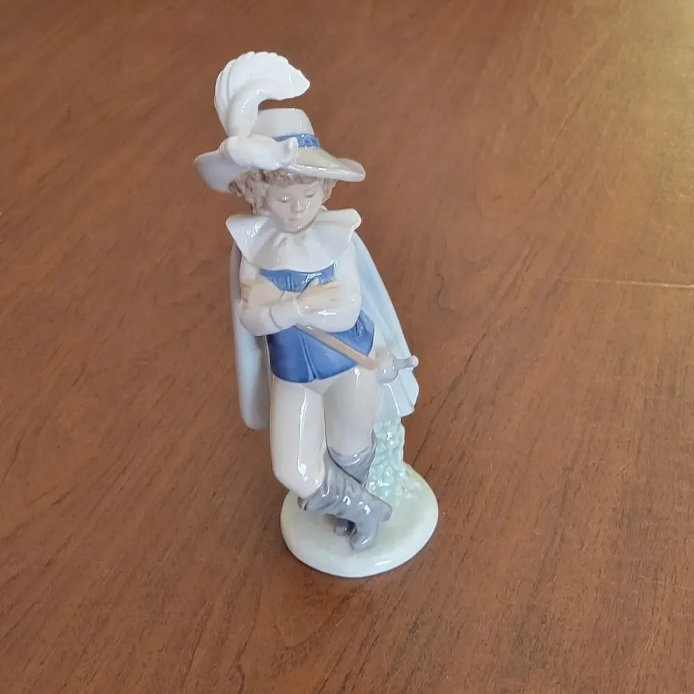 Vintage Lladro Nao The good swordsman little musketeer